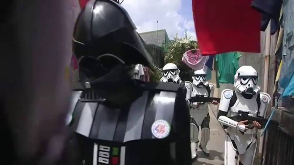 Darth Vader vigila junto a sus soldados imperiales que Manila cumple con la cuarentena