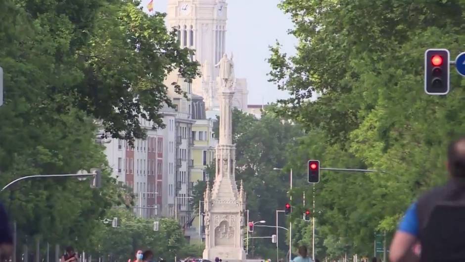 Madrileños pasean y hacen deporte tramos peatonalizados