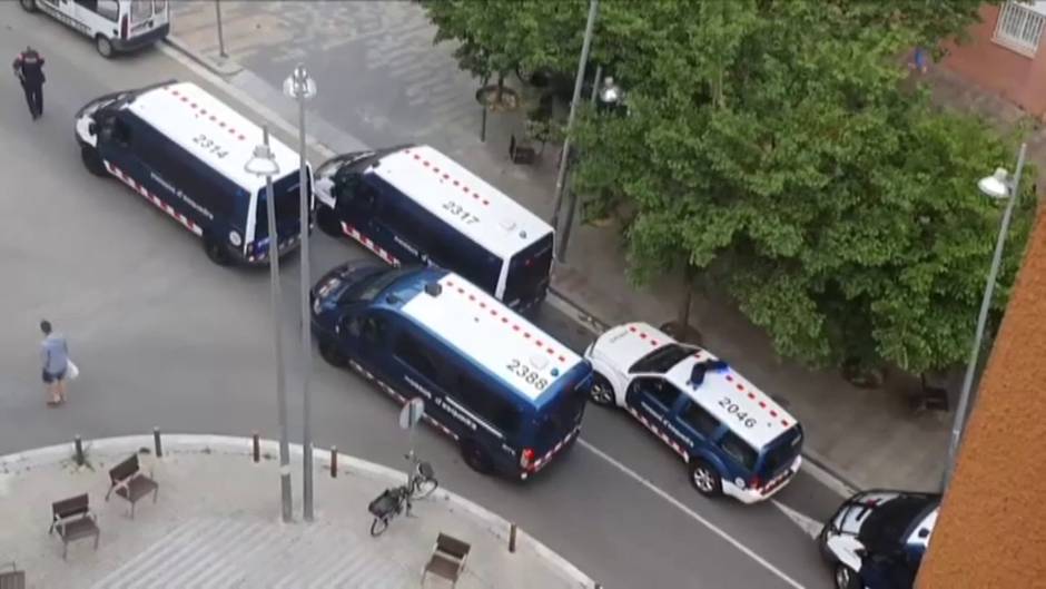 Graves altercados en Badalona entre un centenar de vecinos que se enfrentaron a la policía