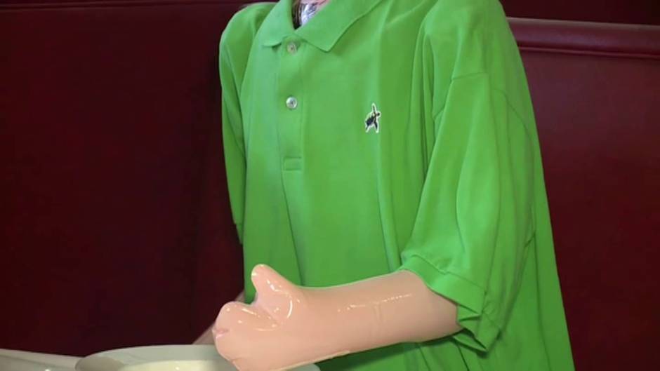 Un restaurante de lujo llena de muñecos las "ausencias" del distanciamiento social