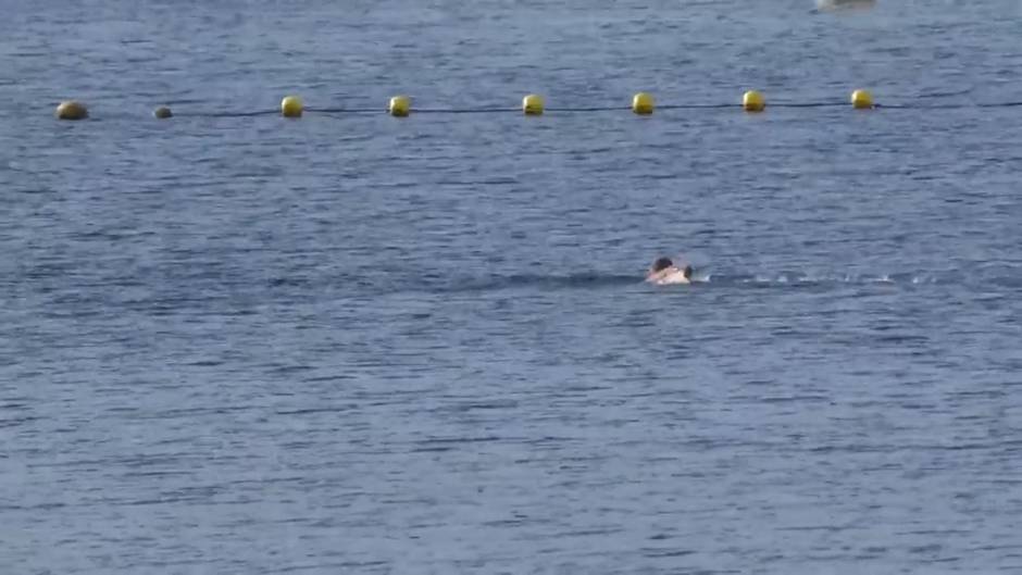 Vecinos de La Gomera disfrutan de las playas en la fase 2 de la desescalada