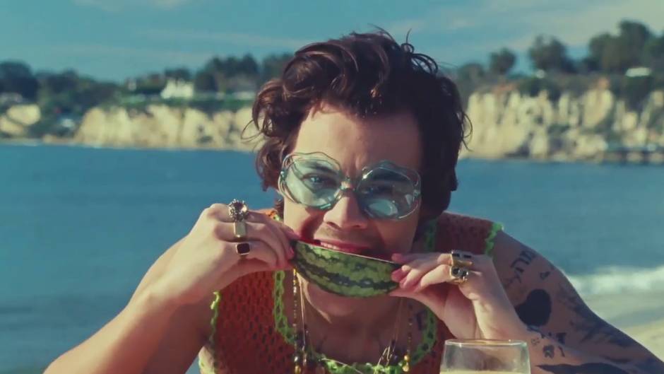 Harry Styles nos transporta a la playa con 'Watermelon sugar'