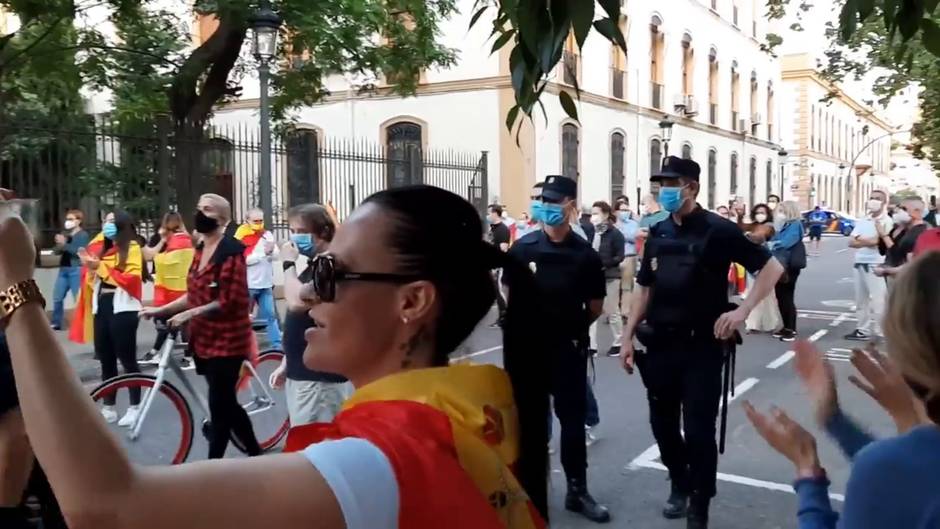 Ciudadanos se concentran en Valencia para pedir la dimisión del Gobierno