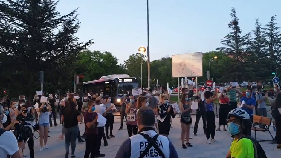 Vecinos de Moratalaz aplauden la contra protesta a la cacerolada