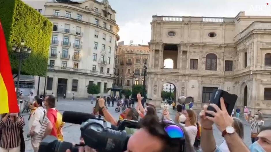 Despliegan una pancarta gigante contra el Gobierno de Pedro Sánchez en Sevilla