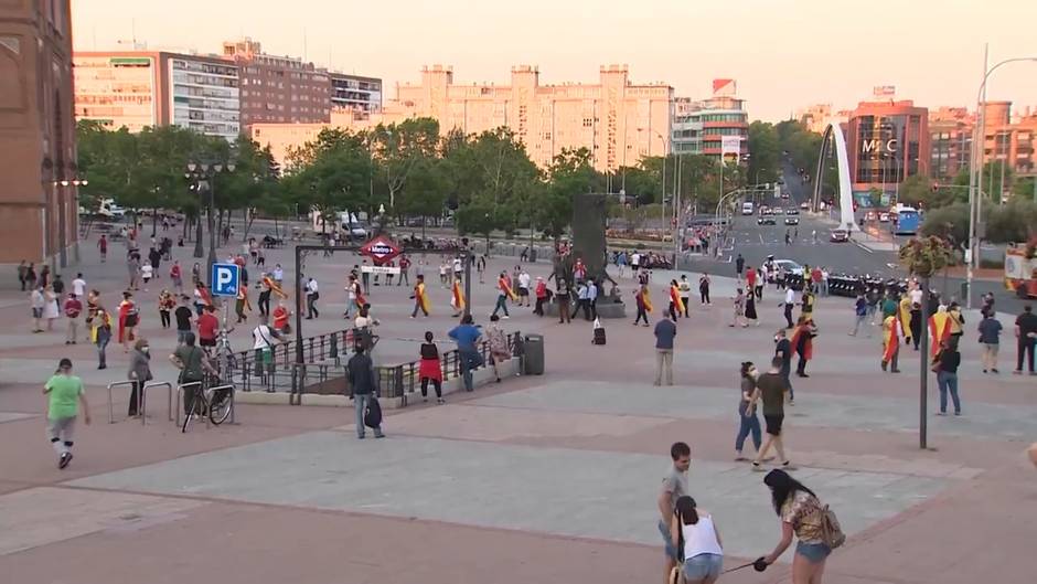 Vecinos de Ventas (Madrid) protestan contra la gestión de Sánchez