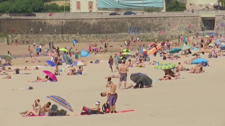 Los portugueses ya disfrutan de sus playas y lo hacen masivamente