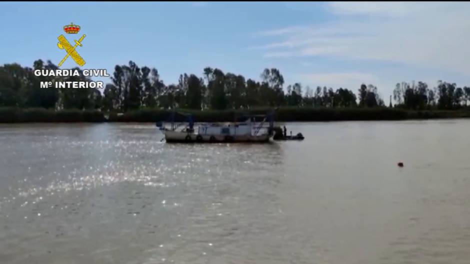 Guardia Civil actúa contra plataformas anguleras ilegales en el Guadalquivir