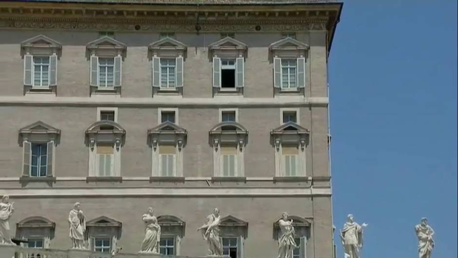 El papa imparte de nuevo su bendición a los fieles en la plaza de San Pedro