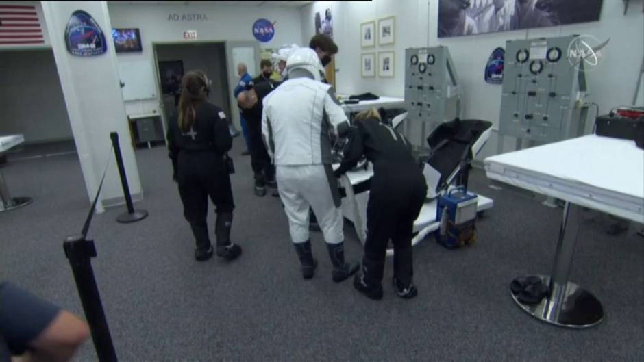 Los astronautas del primer vuelo espacial tripulado de SpaceX se preparan para el lanzamiento