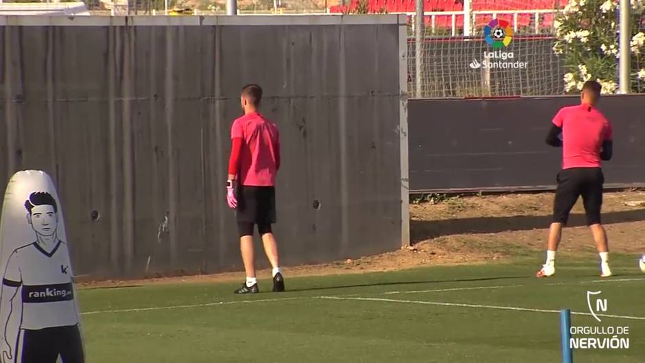 Trabajo táctico para el Sevilla FC en la calurosa sesión del sábado en la ciudad deportiva