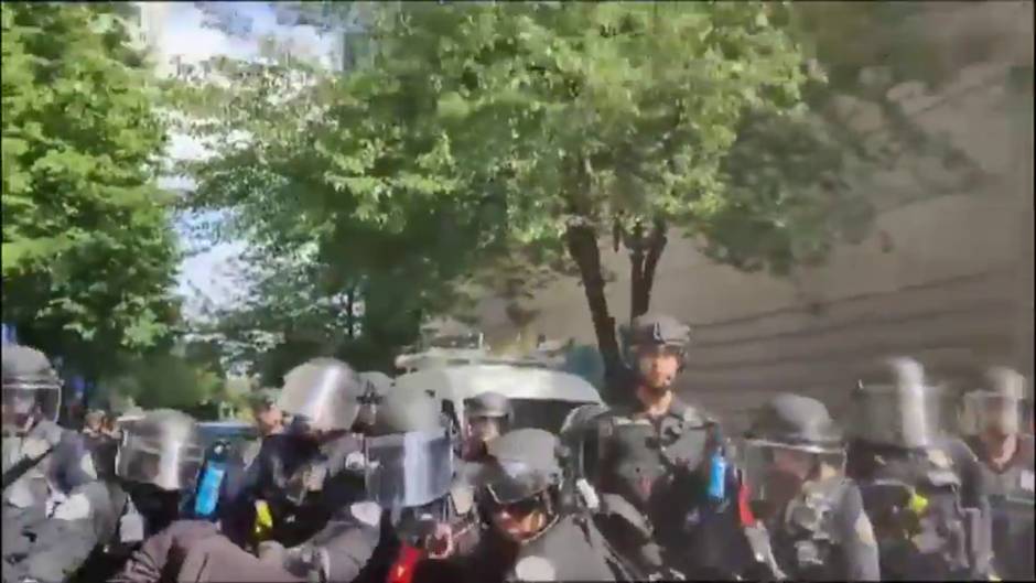 Violento enfrentamiento entre la policía y los manifestantes por la muerte de George Floyd en Portland