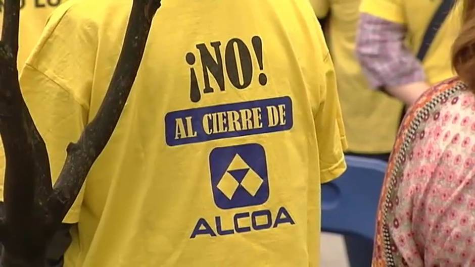 Protesta de los trabajadores de la antigua Alcoa en Avilés frente al Parlamento asturiano