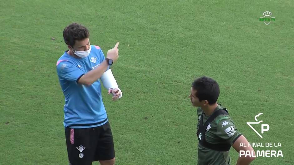 La charla de Rubi con Mandi en el entrenamiento del Real Betis