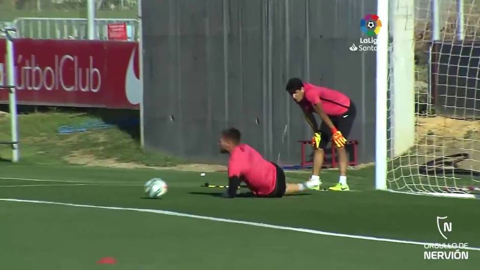 El Sevilla FC se entrena preparando el derbi a la espera de Suso