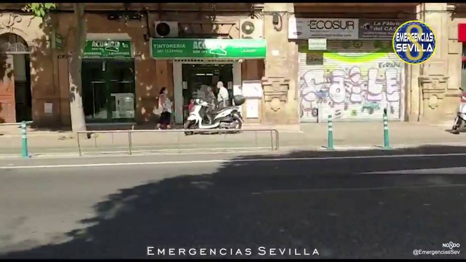 Un motorista lesionado al colisionar con un turismo cuyo conductor interceptó su trayectoria al girar a la izquierda, sin cederle el paso en la calle Recaredo de Sevilla