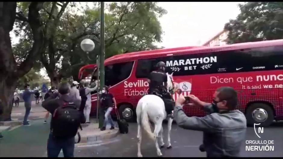 Vídeo de la llegada del Sevilla FC al Sánchez-Pizjuán para jugar el derbi ante el Betis