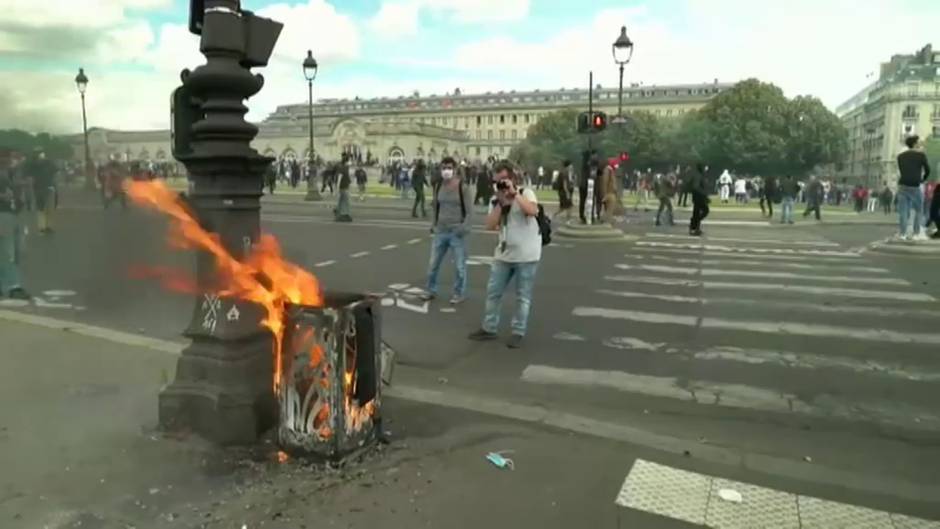 Batalla campal en París a cuenta de radicales infiltrados por la precariedad sanitaria