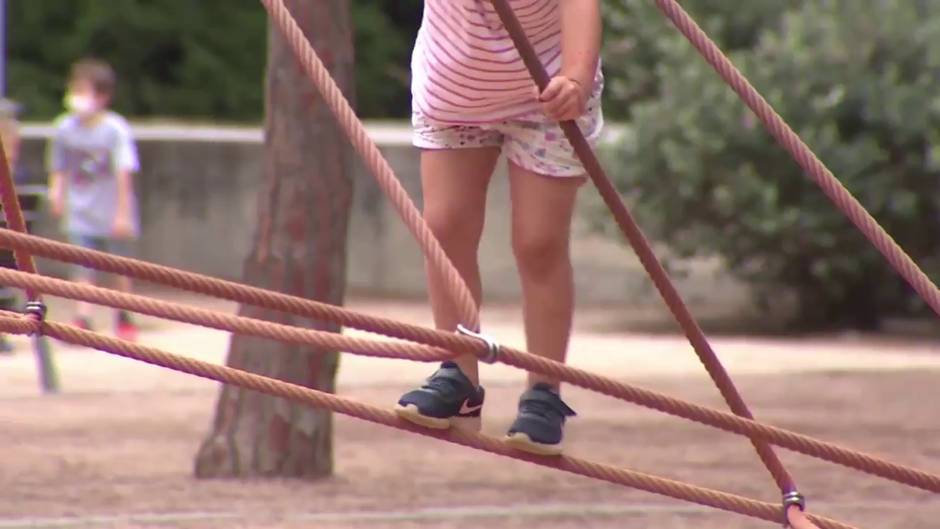 Barcelona reabre los parques infantiles