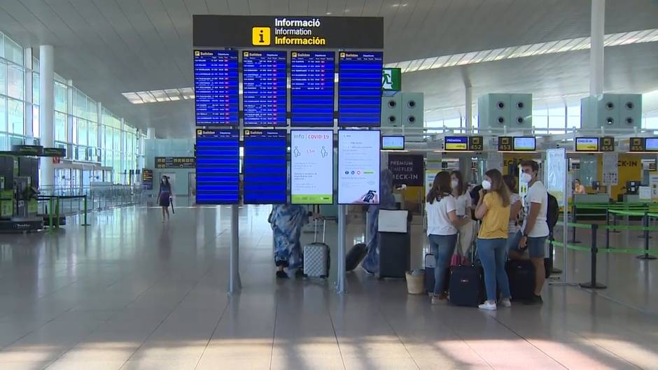 Pocos pasajeros en El Prat tras abrirse las fronteras aéreas