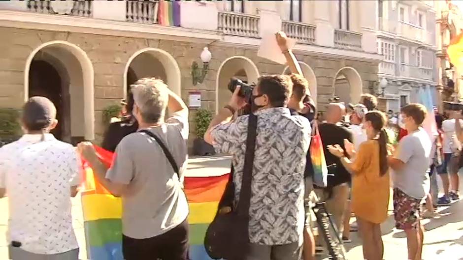 El Ayuntamiento de Cádiz retira la bandera arcoíris ante la indignación del colectivo LGTBI
