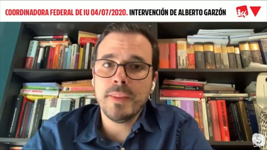 Garzón acusa a la derecha de intentar derribar al Gobierno "a cualquier precio"