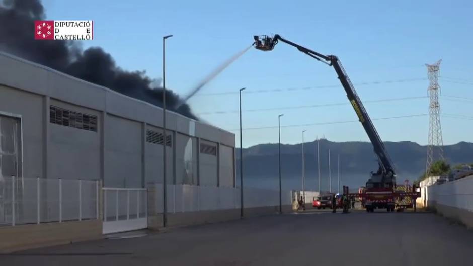 Aparatoso incendio en una fábrica de madera en Castellón