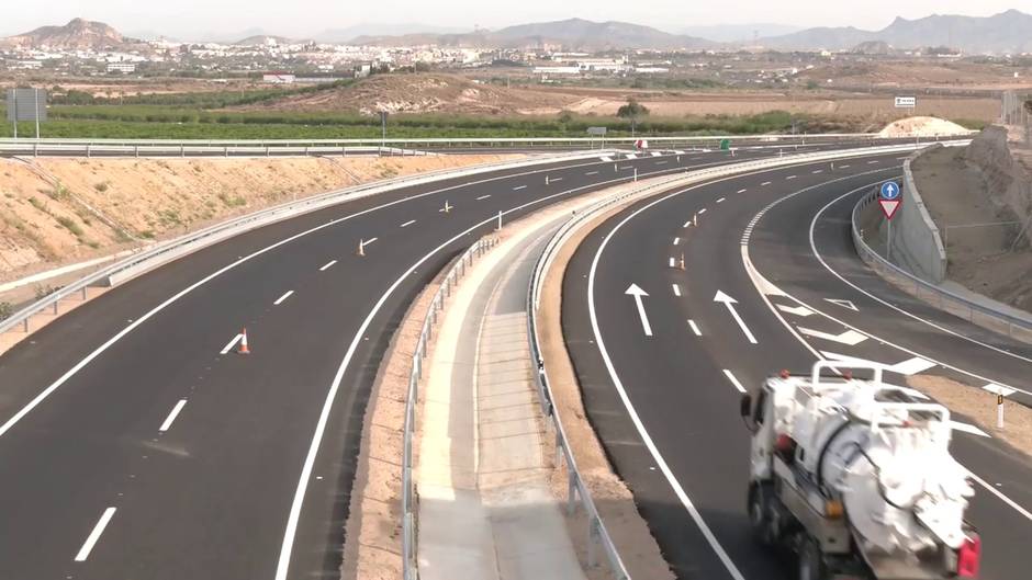 Moreno inaugura el desdoble de la carretera A-352 Vera-Garrucha y la variante de Berja