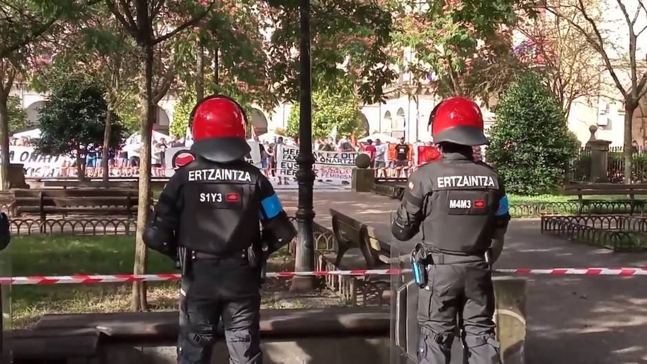 Ertzantza y manifestantes aguardan la llegada de Ortega Smith a Oñati