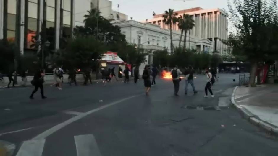 Violentas protestas en Atenas por la aprobación de una ley que restringe el derecho a manifestarse