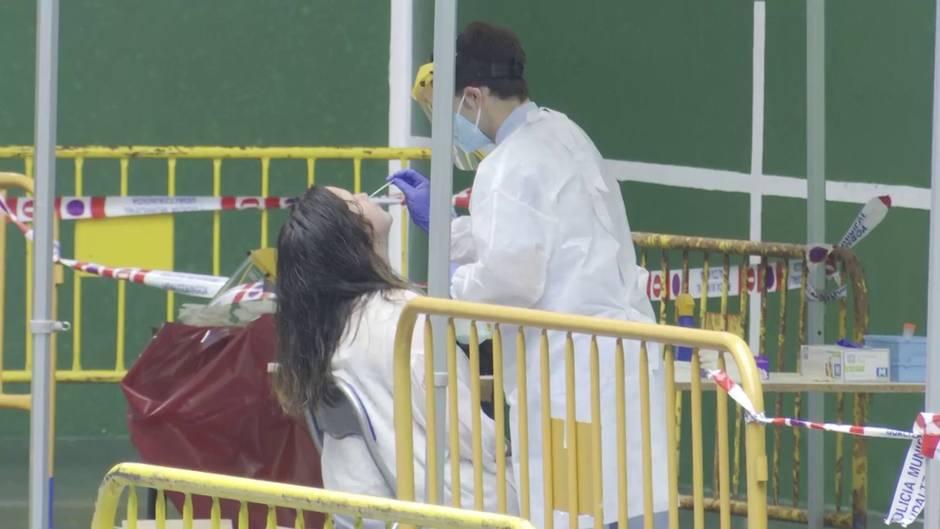 Un millar de vecinos de Tolosa (Gipuzkoa) se somete a la prueba PCR