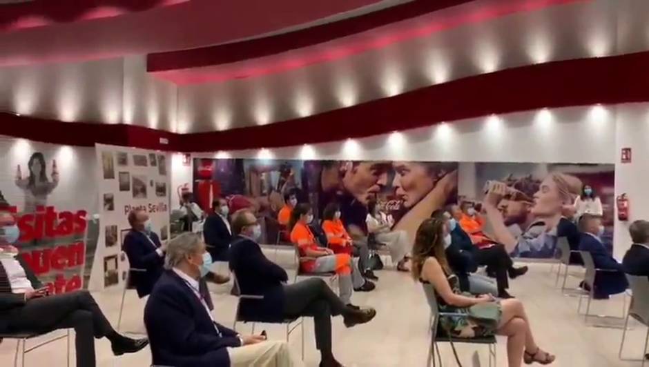 El consejero de Hacienda, Juan Bravo, visita las nuevas instalaciones de Coca-Cola en La Rinconada