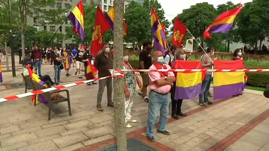 Los reyes visitan Bilbao entre simpatizantes y detractores de la monarquía