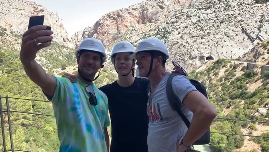 Antonio Banderas, anfitrión de lujo para María Casado y David Bisbal en el Caminito del Rey