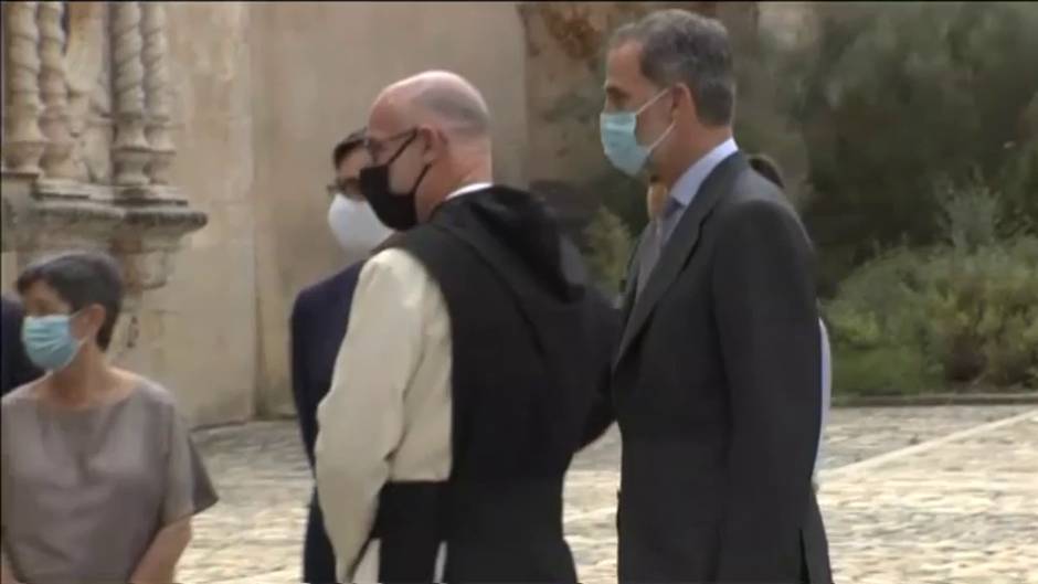 Los reyes visitan el monasterio de Poblet en su gira autonómica