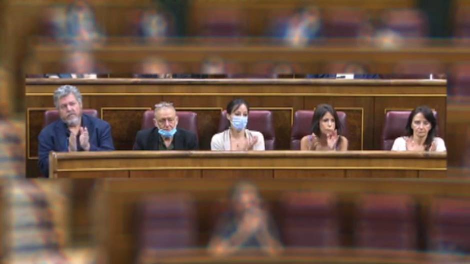 Diputados sin mascarilla y sin respetar la distancia social