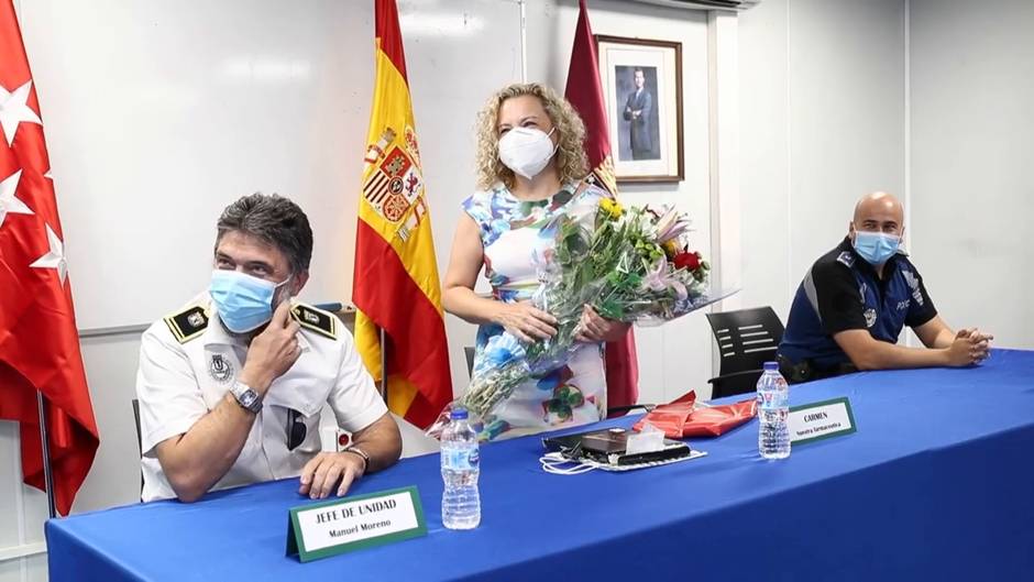 Policía de Madrid rinde homenaje a una farmacéutica por su labor durante la pandemia