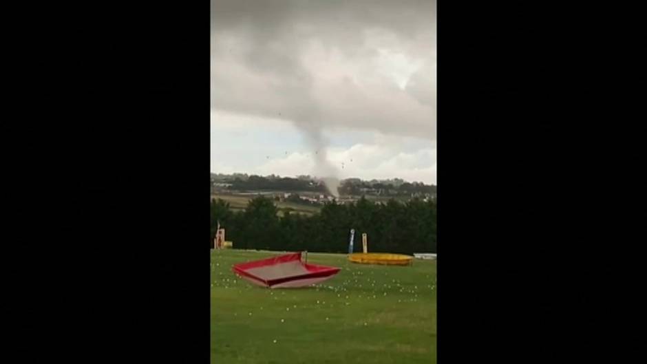 Impresionante tornado recorriendo la población de Northampton, en Inglaterra