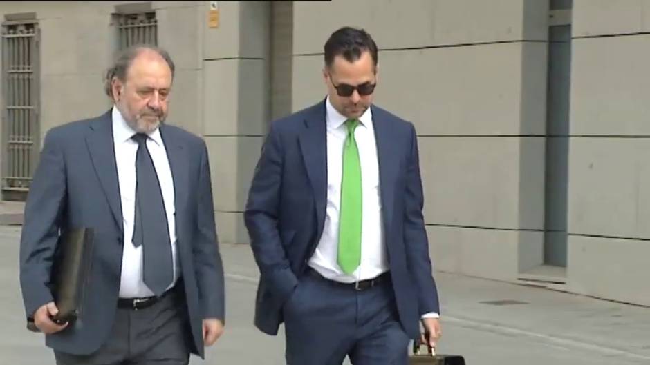 El juez reabre la investigación al rey y cita a Corinna como imputada