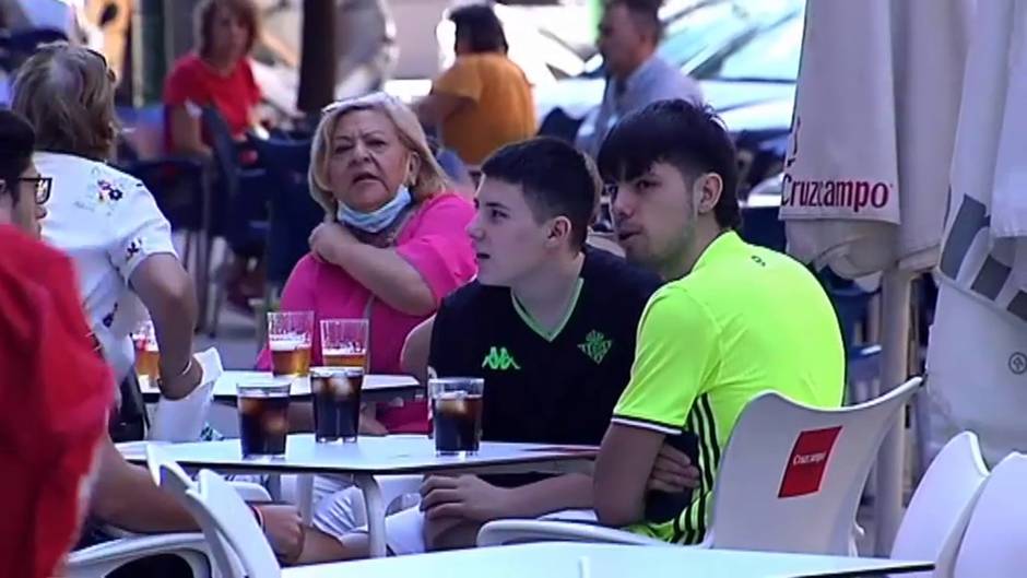 Ayuso impone el uso de mascarillas y la creación de la cartilla covid