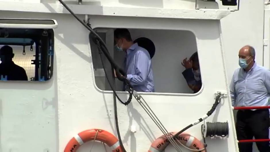 Los Reyes conocen a las 'rederas' y se suben a un barco pesquero en Santoña