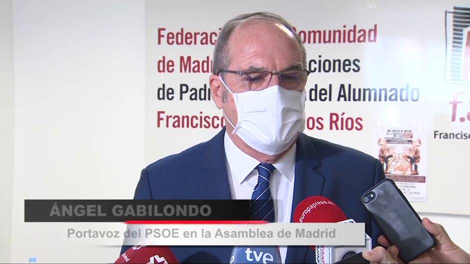 La 'cartilla Covid-19' de Ayuso continúa en el centro de la polémica