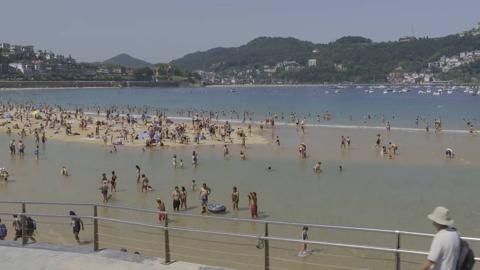 Bañistas sofocan la ola de calor en La Concha