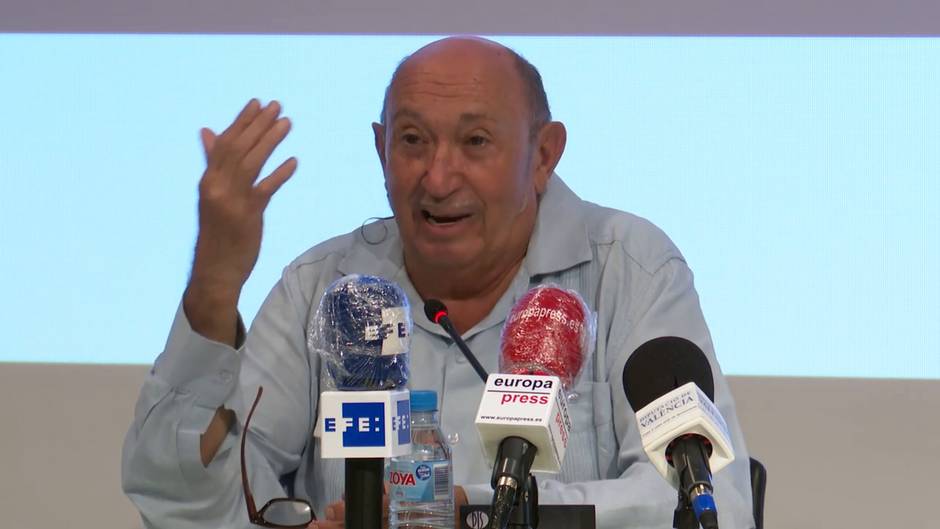 Francis Montesinos repasa medio siglo en la moda en una exposición