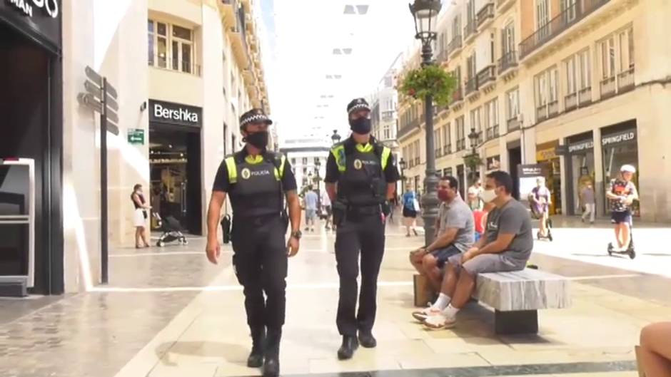 Los policías locales de Málaga ponen mil multas al día por no respetar las medidas de prevención