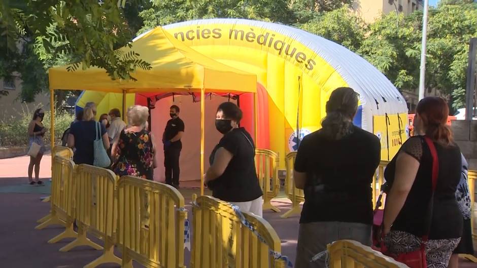 Colas para hacerse las pruebas PCR en Sabadell