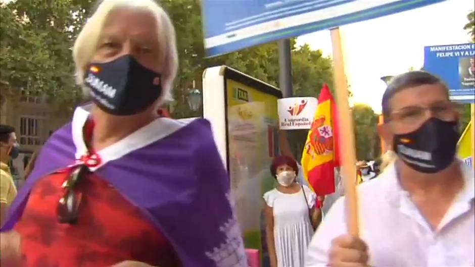 Una multitud se manifiesta en apoyo a la monarquía en Palma de Mallorca