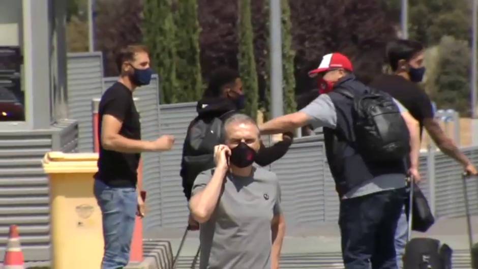 El Atlético de Madrid recibe el apoyo de los aficionados a su llegada a Madrid