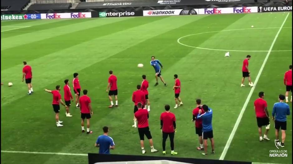 El Sevilla se entrena en el Rhein Energie Stadion de Colonia