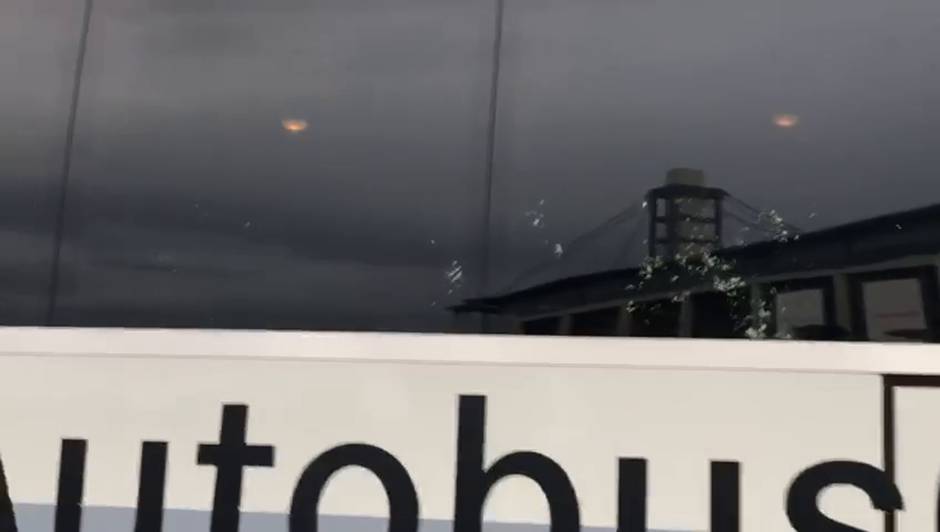 El autocar del Manchester United llega al estadio del Colonia para medirse al Sevilla FC